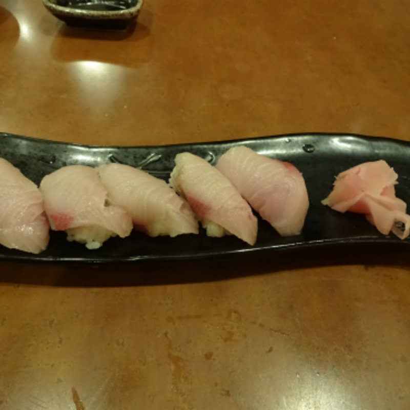 寒ブリ4貫握り(居酒屋いっすんぼうし 横浜東口店)