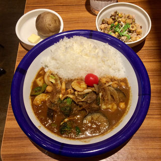 エビ＋野菜カリー、インド豆のサラダ(エチオピアカリーキッチン 御茶ノ水ソラシティ店)