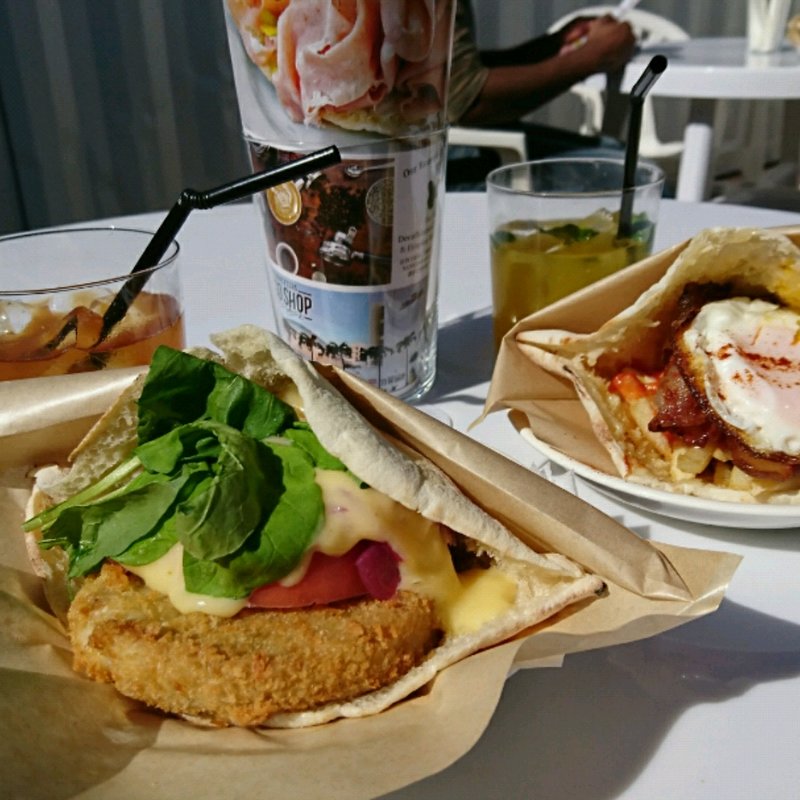 クリスピーサンドイッチ トンノ(手前) エストージャ(奥)(TO GO SHOP)