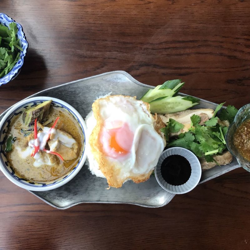 カオマンガイ+本日のカレー(渋谷タイ料理ダオタイヤムヤム アジアンテーブルウダガワ)