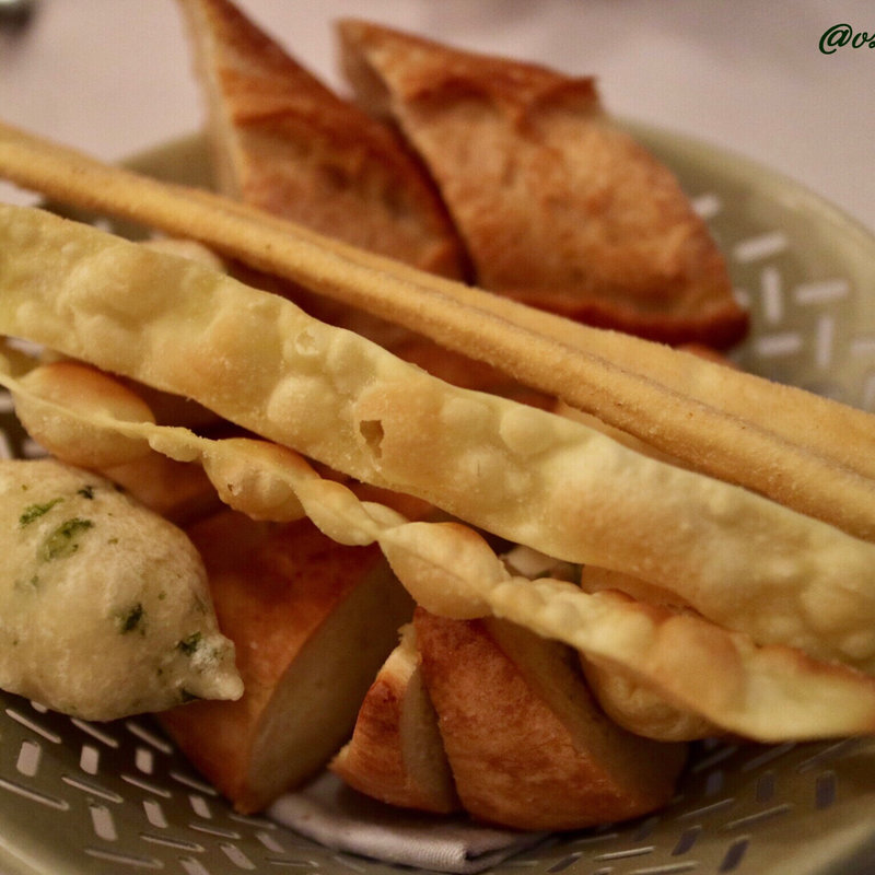 パンの盛り合わせ？(クチーナ ヒラタ)