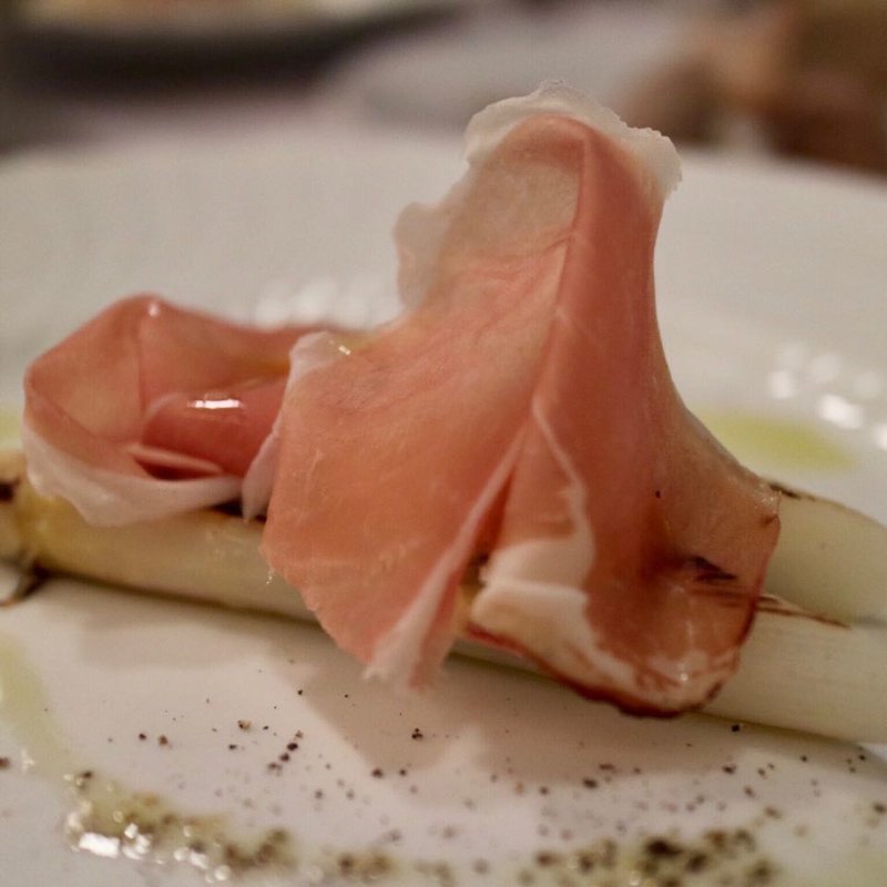ホワイトアスパラガスと生ハム(クチーナ ヒラタ)