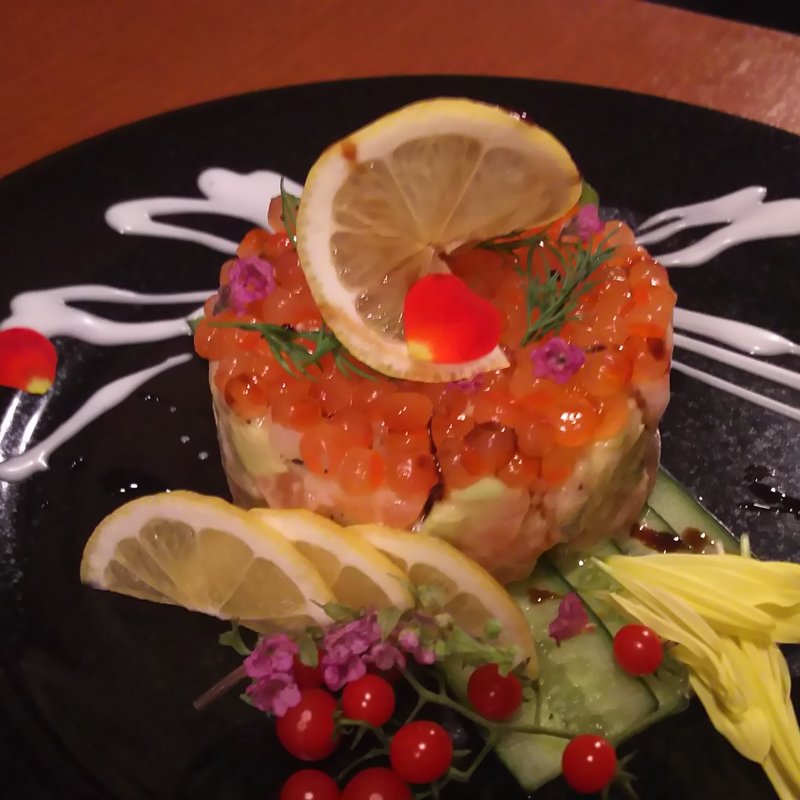 サーモンとイクラタルタル(個室で肉バル BOSTON 渋谷店)