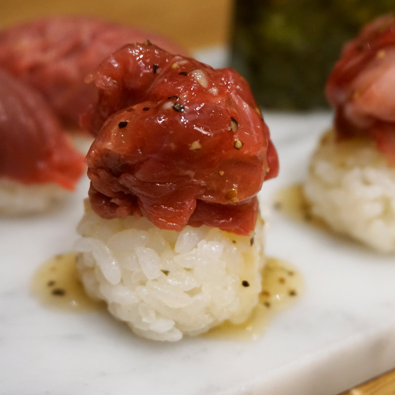 塩ユッケ握り(博多筑紫口 肉寿司)