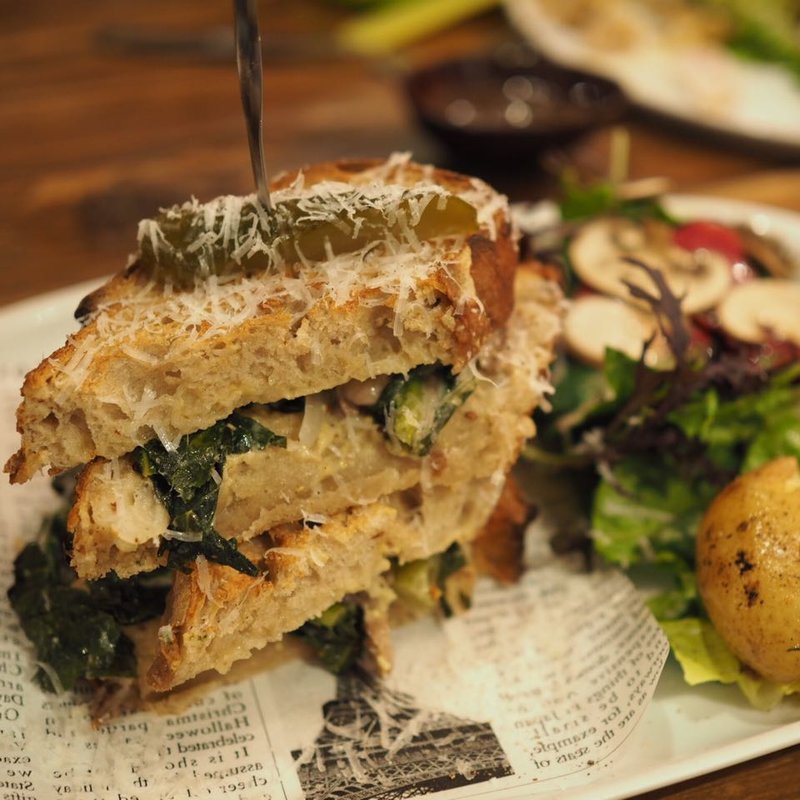 ローストビーフとケールのサンドウィッチ(Mr.FARMER 表参道本店)