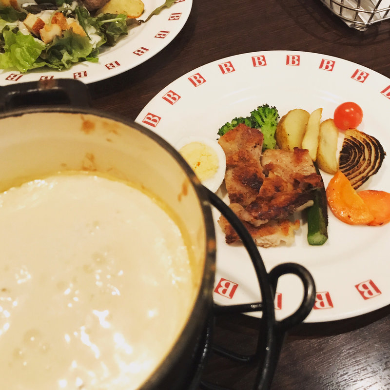 グリルチキンのチーズフォンデュ(バケット アリオ亀有店)