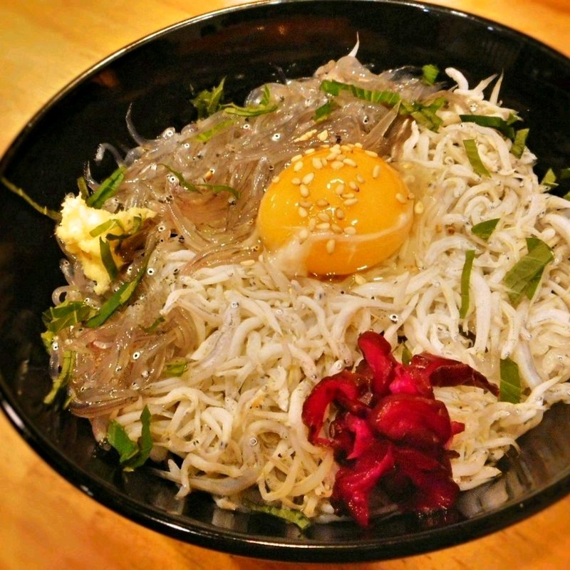 釜揚げ生しらすの2色丼(海鮮レストラン あらうんど)