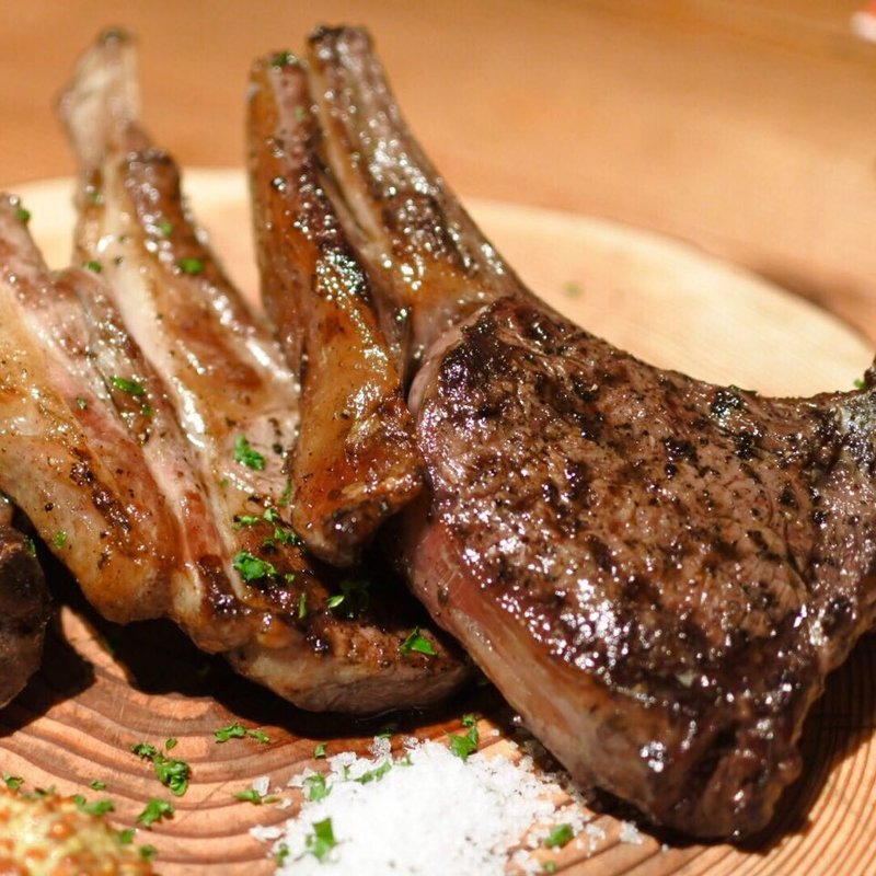 骨つき羊のロース(薪焼きジビエバル YAMAGOYA)