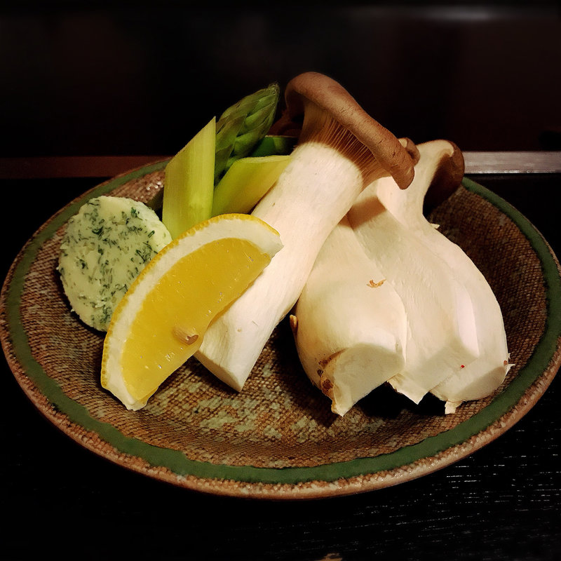 エリンギとアスパラのガーリックバター焼き(すずめの御宿 （すずめのおやど）)