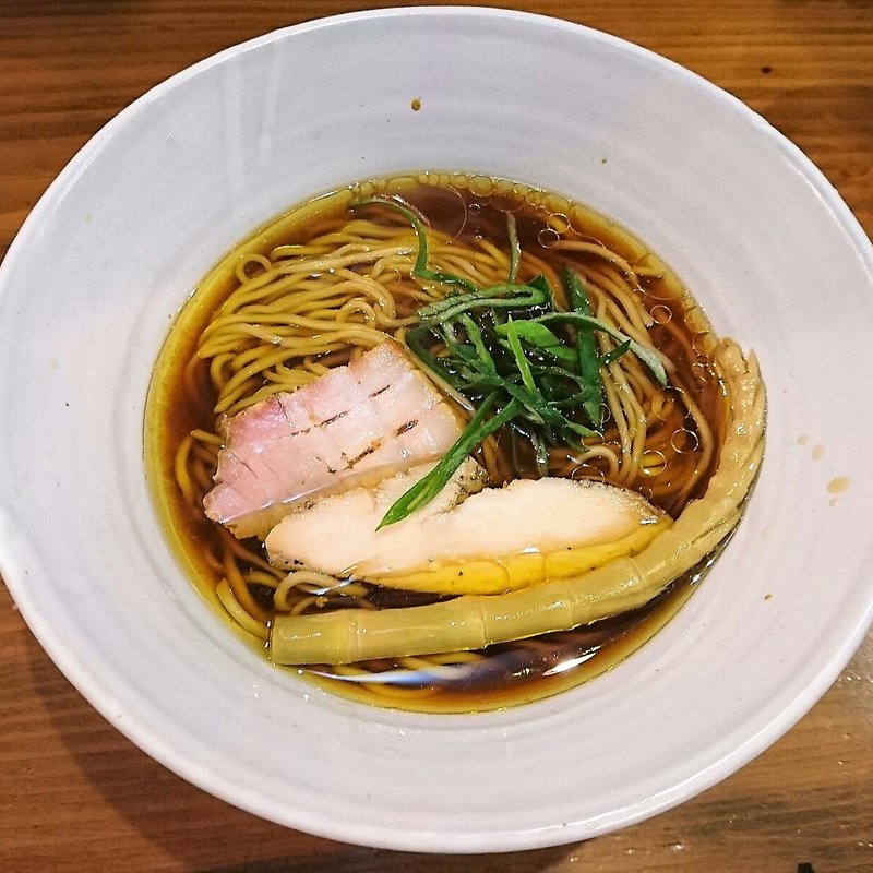 醤油ラーメン(いかれたヌードル フィッシュトンズ （いかれたNOODLE Fishtons）)