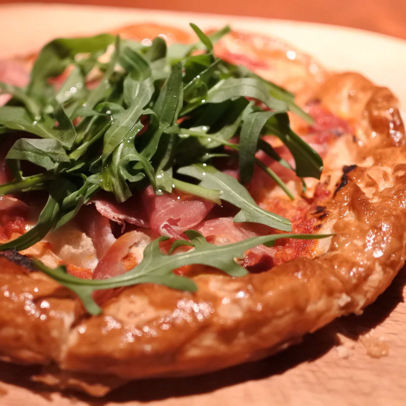 生ハムとルッコラのパイッツァ(ペスカ 心斎橋店)