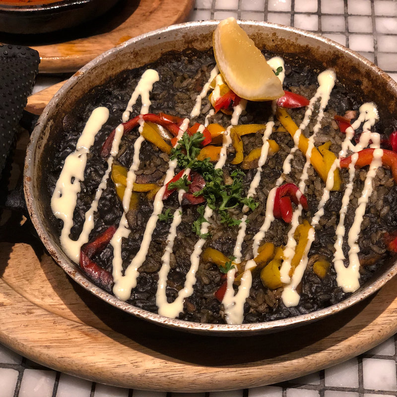 イカスミのパエリア(La Pesquera MARISQUERIA)