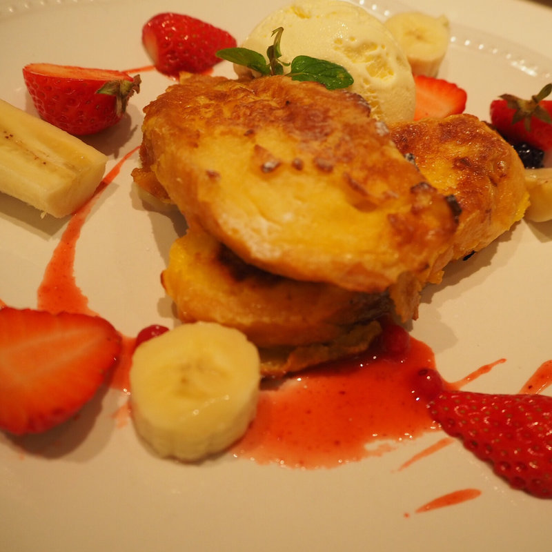 フレンチトースト いちごとバナナのベリーソース(ラ・メゾン アンソレイユターブル ランドマークプラザ店)