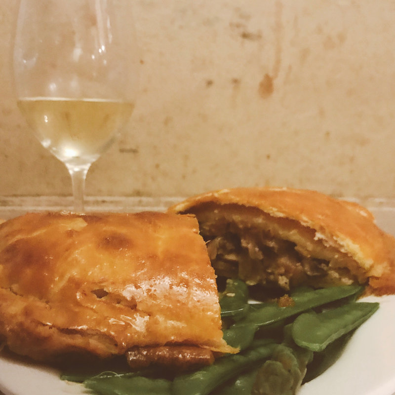 フォアグラとキノコのパイ包焼き(煮こみや なりた)