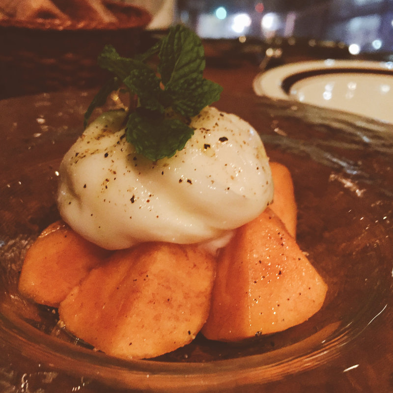 ブッラータチーズと柿のサラダ(自然派ワインビストロ 喃喃)