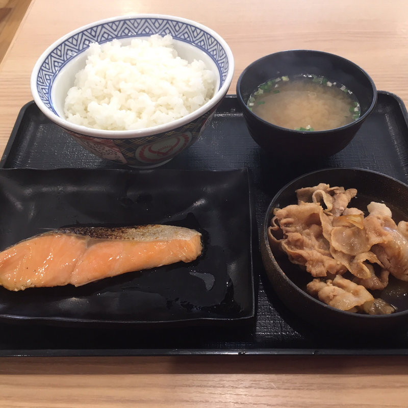 豚鮭定食ご飯大盛(吉野家 札幌狸小路店)