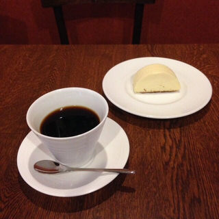 チーズケーキとコーヒー(讃喫茶室 （自家焙煎珈琲　サンキッサシツ）)