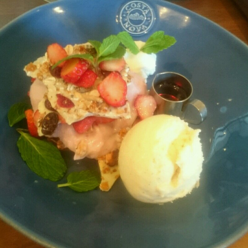 ストロベリークリームとホワイトチョコレートのパンケーキ(グラーノ デリカテッセン バル)