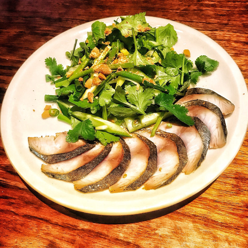 炙り鯖とパクチー青唐辛子のせサラダ(Mon an)