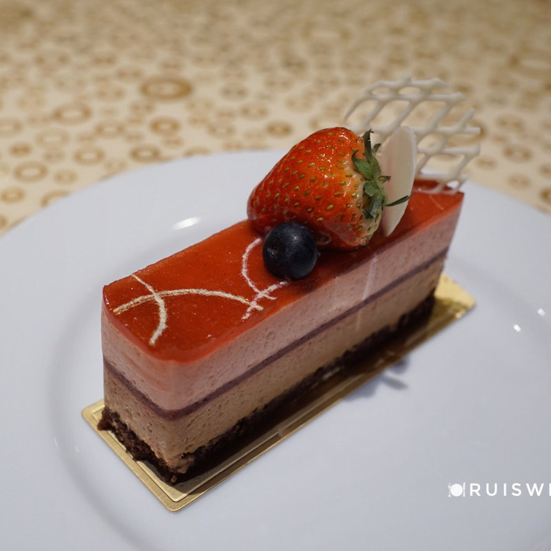 苺とミルクチョコレートのムース(トスティーナ （tostina）)