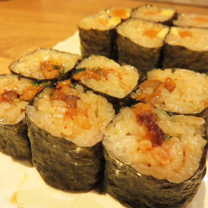 辛めの塩辛と納豆のあて巻き(水産卸直営酒場ぎんりん)