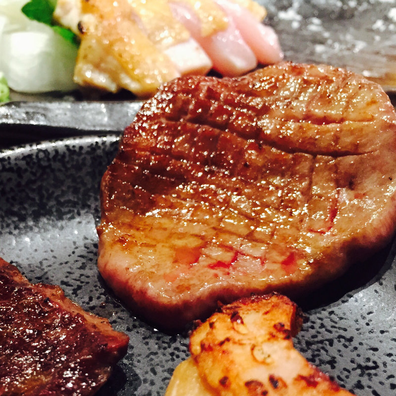 こだわりの塩で食べる『厚切りタン』独特の歯ごたえを堪能できます(炭火神吉 （スミビカンキチ）)