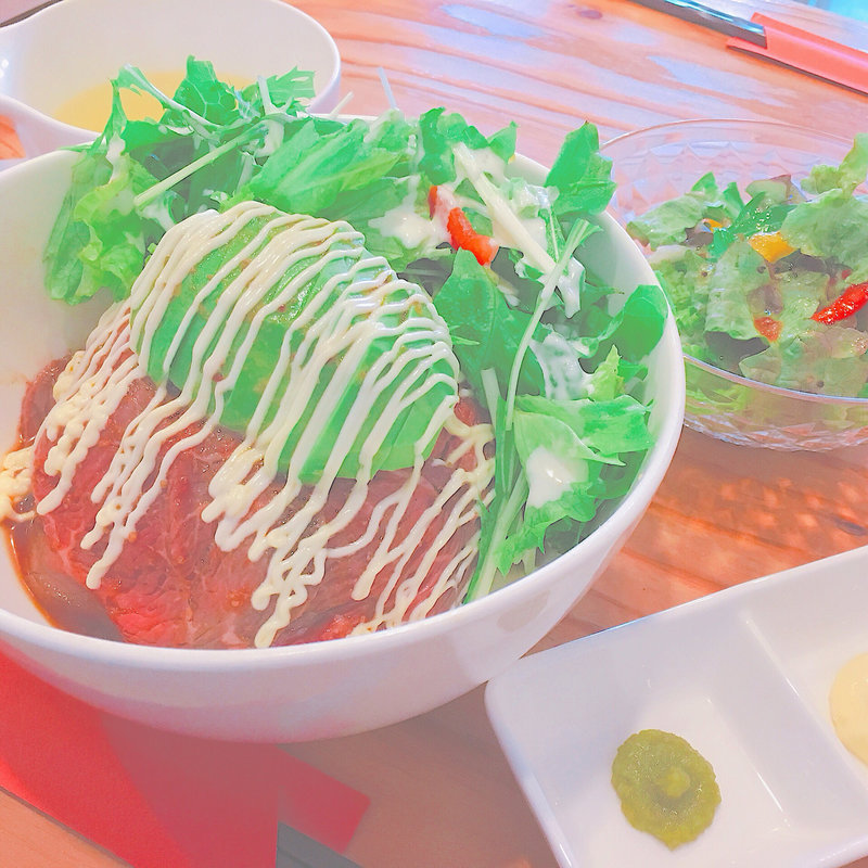 たっぷり野菜のアボカドローストビーフ丼(redheartkitchen)