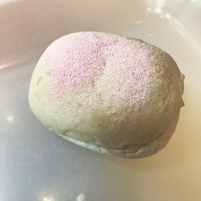 いちご大福風パン(神戸ベル西神中央駅店)