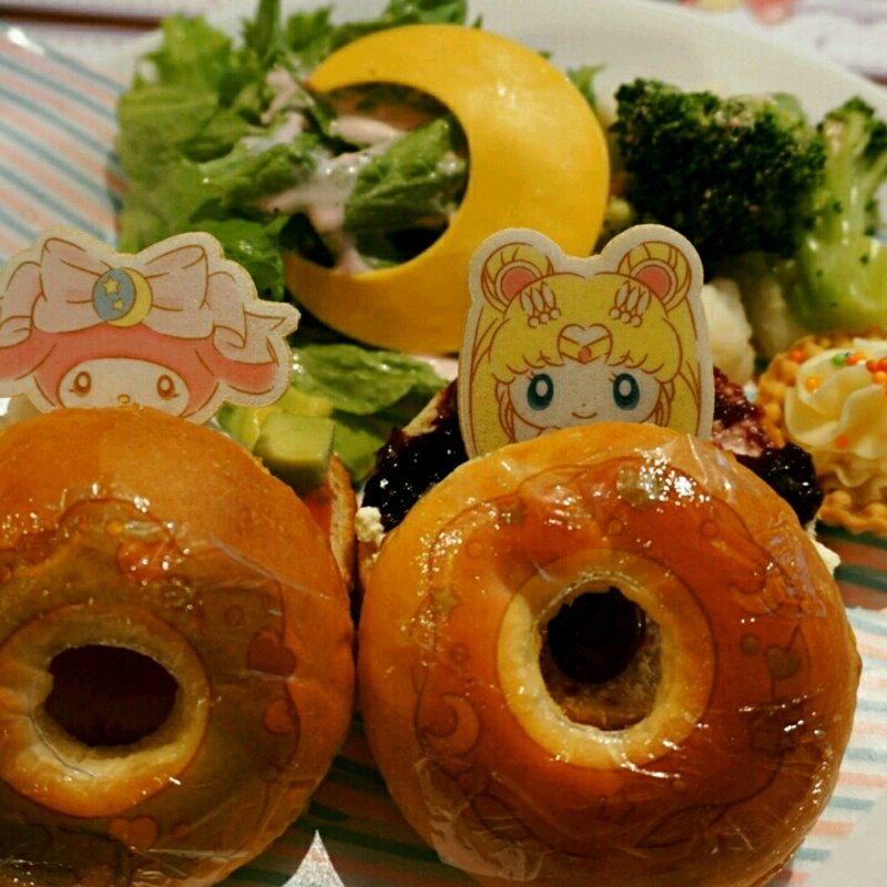 セーラームーンとマイメロディのぴょこっと顔出し☆バーガー(THE GUEST cafe&diner 心斎橋パルコ店)