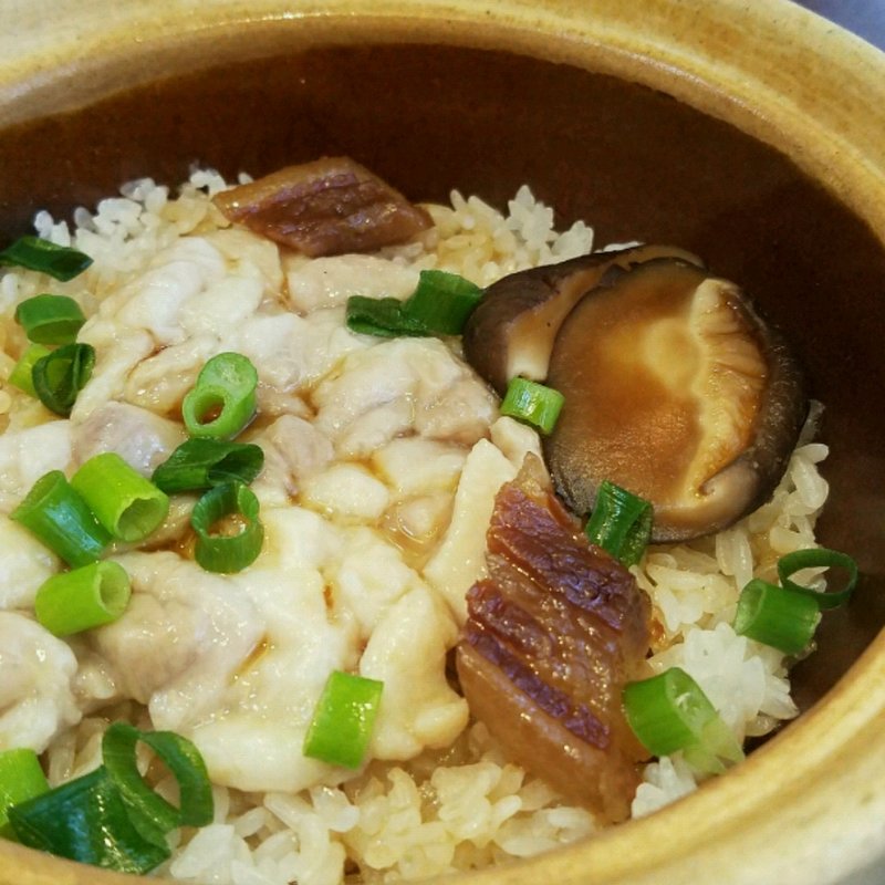 干しぶたバラ肉としいたけと鶏肉釜飯(南粤美食)