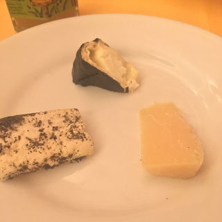 チーズ盛り合わせ(トラットリア・デッラ・ランテルナ・マジカ)