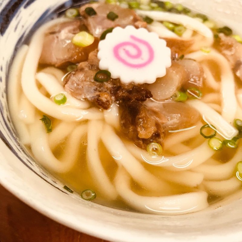 ソーキうどん(大衆割烹 藤八 （たいしゅうかっぽうとうはち）)