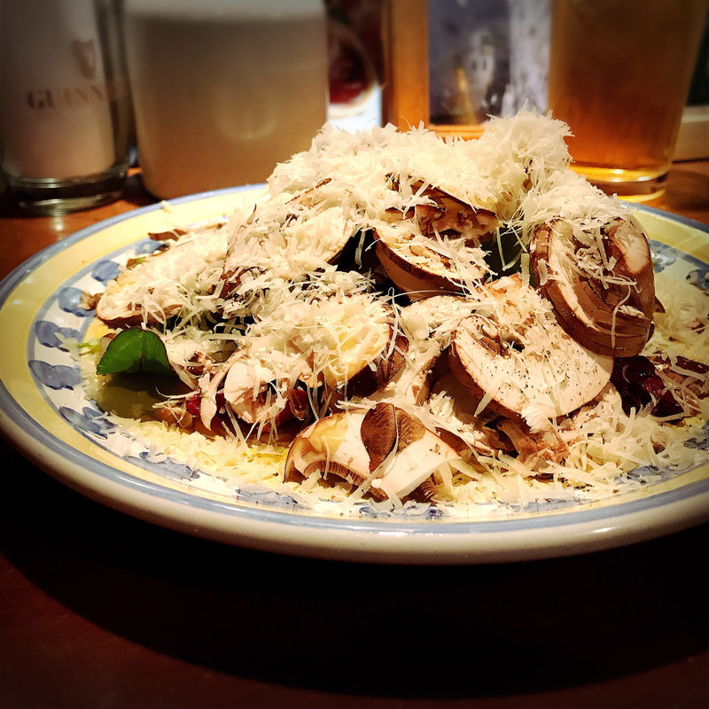 静岡産長谷川さん家のマッシュルームさっぱりサラダのパルミジャーノかけ(オステリア・ヴォーノ)