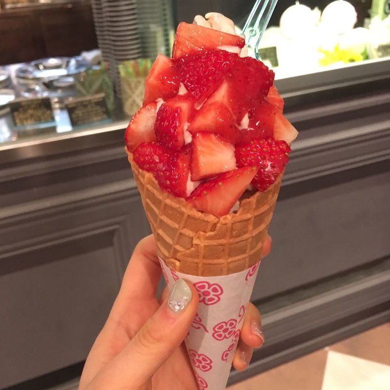 ヘーゼルナッツジェラートソフト いちごトッピング(ジェラテリアアクオリーナ （GELATERIA ACQUOLINA）)