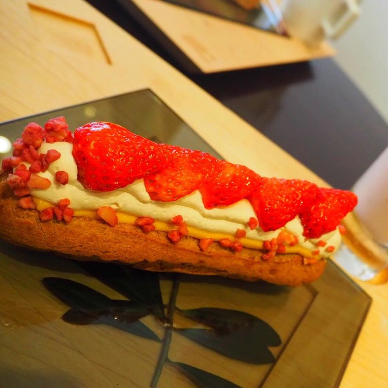 苺とキャラメルクリームのエクレア(メゾン ド フルージュ （maison de frouge）)