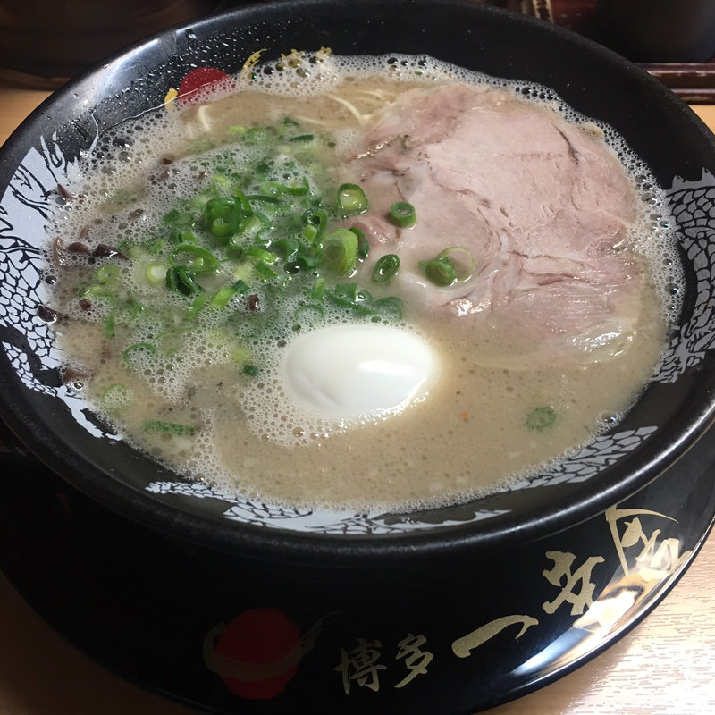 煮卵付きラーメン(博多一幸舎 博多本店)