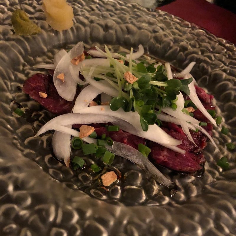 霜降り馬刺しと新玉葱のフリット(Kitchen&farm SOIL)