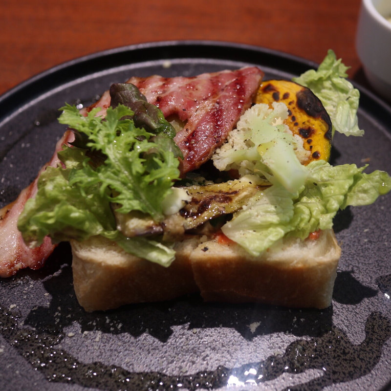 季節野菜のオープンサンド(タイム堂)