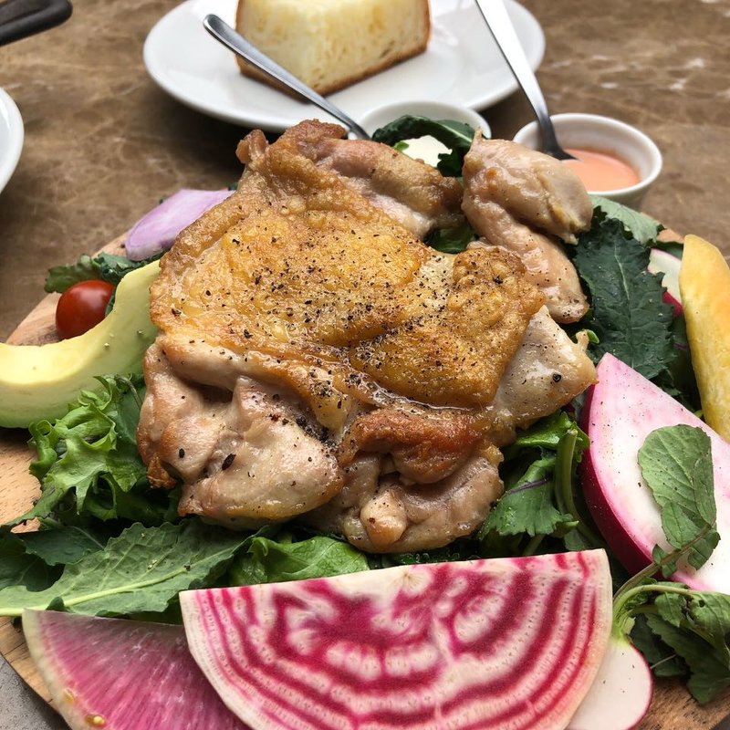 グリルチキンをのせたカリフォルニアファーマーズサラダ(ブレントウッドテラス)