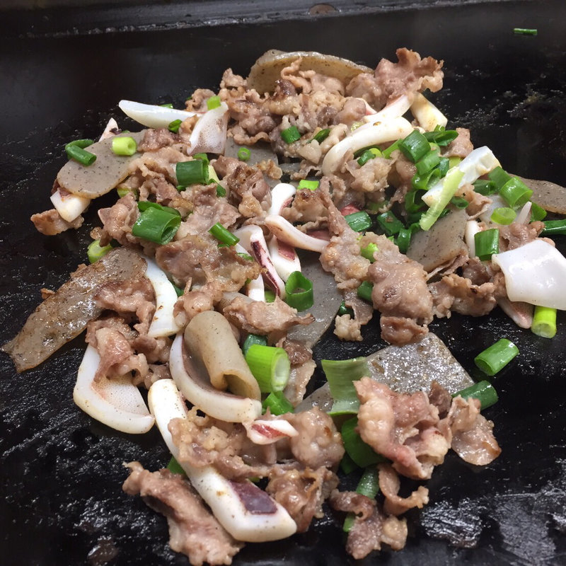 牛スジとイカの焼いたもの(神戸六甲道 ぎゅんた新宿ルミネ店)