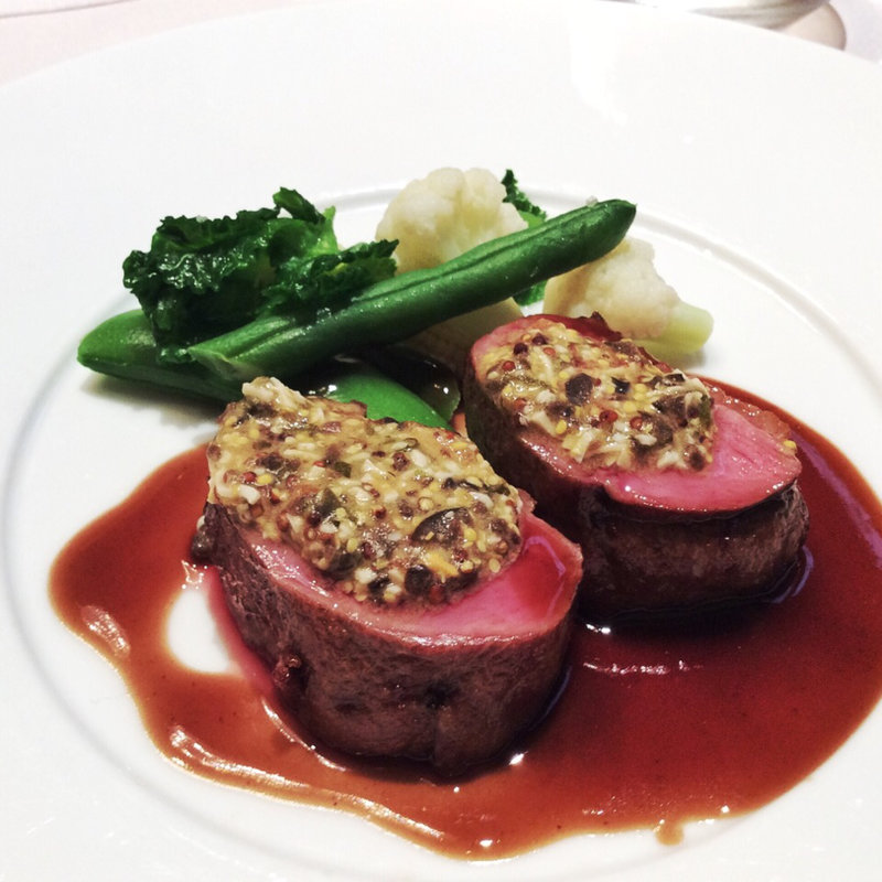 桜で燻した鴨胸肉のロースト ラヴィゴットソースと春野菜添え(Restauratn Sen)