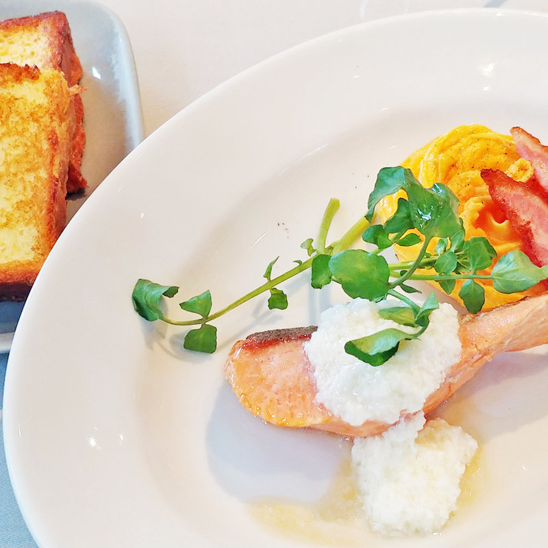 サーモンのグリル＋スクランブルエッグ(ブリオッシュフレンチトースト2枚付き)(マーサーブランチ)