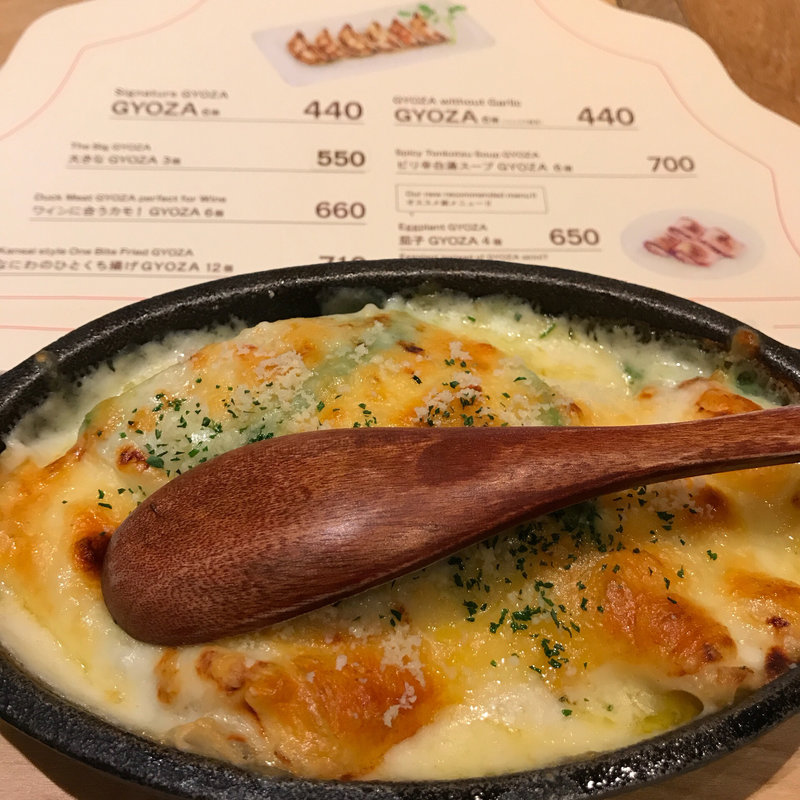GYOZAとアボカドのグラタン(GYOZA IT)