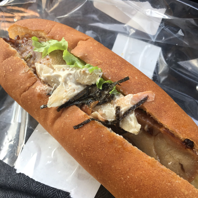 照り焼きチキンとゴボウのサンド(ベーカリー・ピカソ)