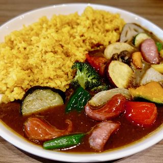 牛筋煮込みカリー+野菜盛M+粗挽きウインナー(咖喱食房)
