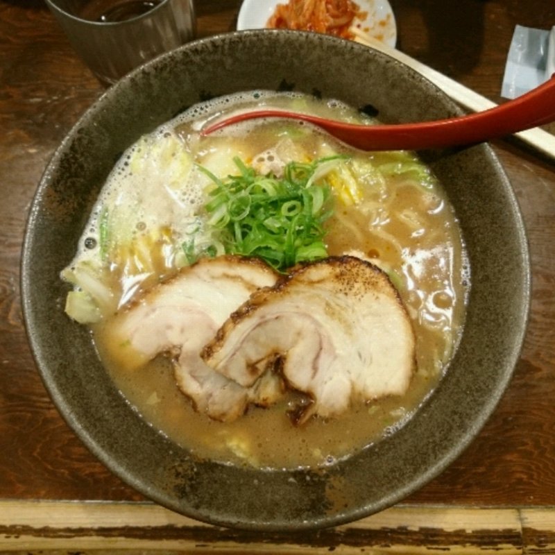しょうゆ豚骨ラーメン(山神山人 岡本店)