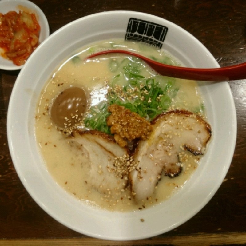 煮卵豚骨ラーメン(山神山人 岡本店)