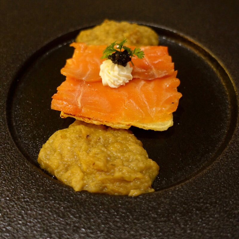 Tura特製スモークサーモンとキタアカリのトルタキャビア添え(Tura)