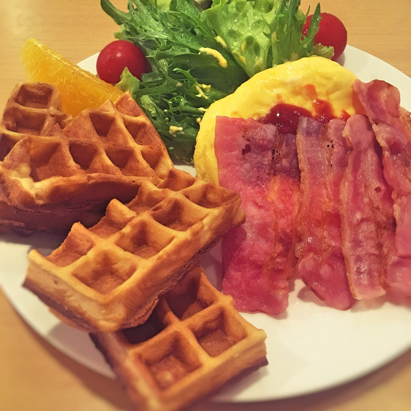 ワッフルプレート ベーコン&エッグ&サラダ(珈琲豆専門店茶果)
