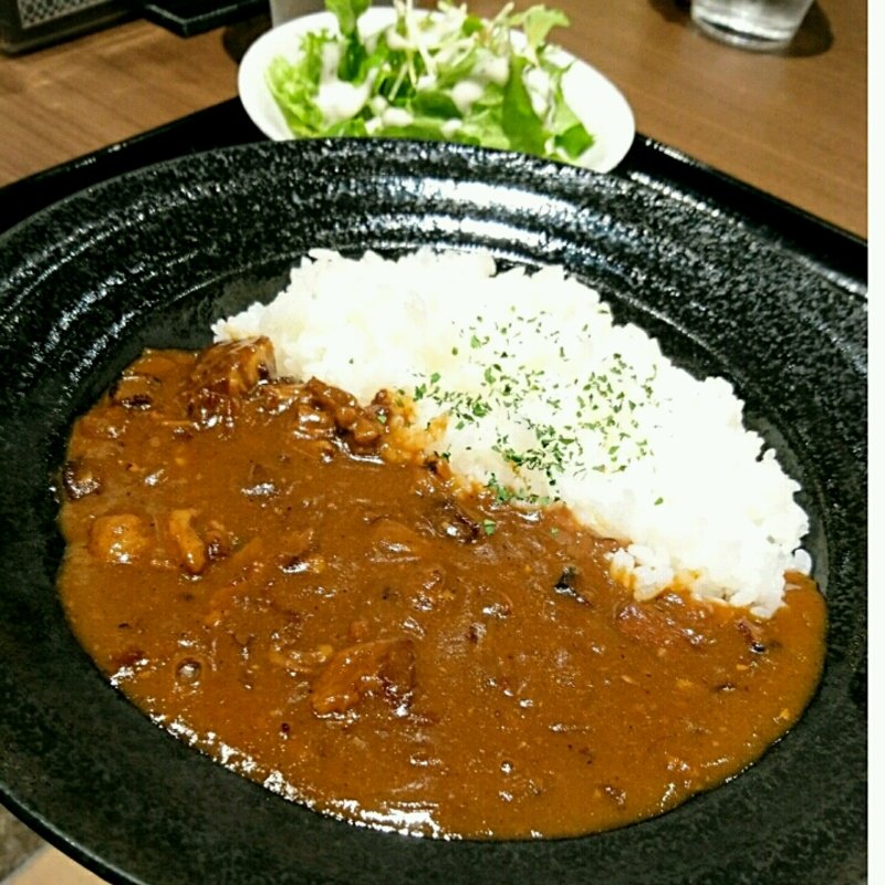 黒毛和牛と牛スジカレー(肉寿司＆鉄板焼肉 ニクヤキ べンジャミン 博多店)